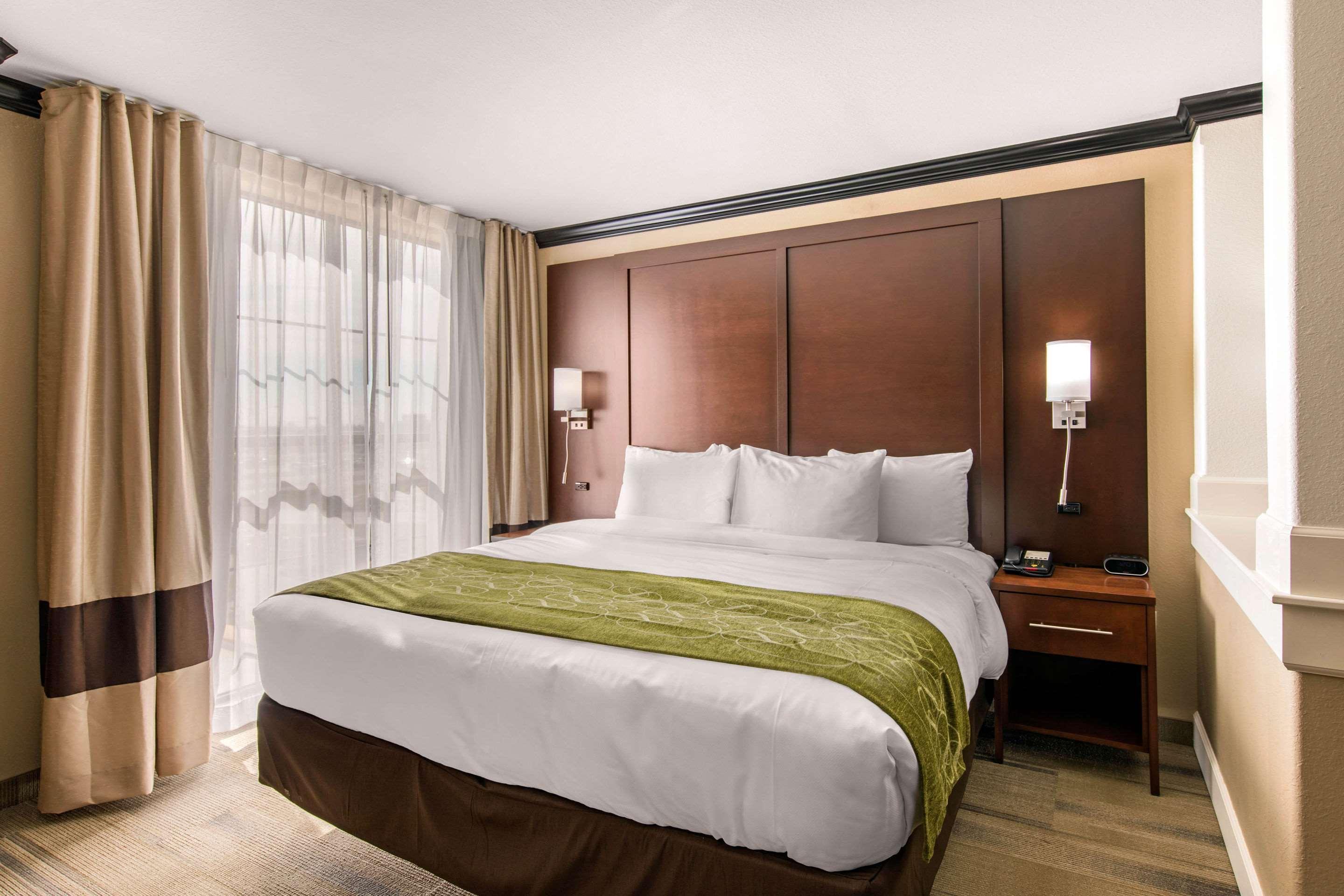 Comfort Suites Liberal Esterno foto