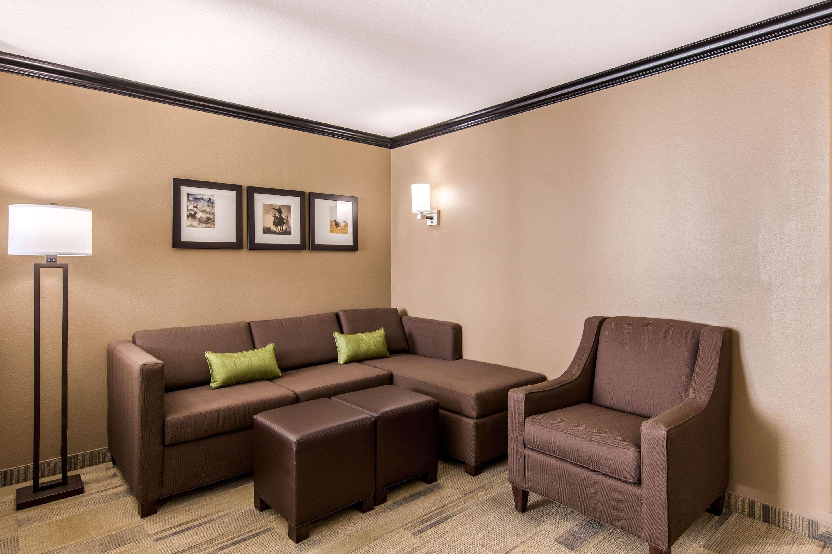 Comfort Suites Liberal Esterno foto