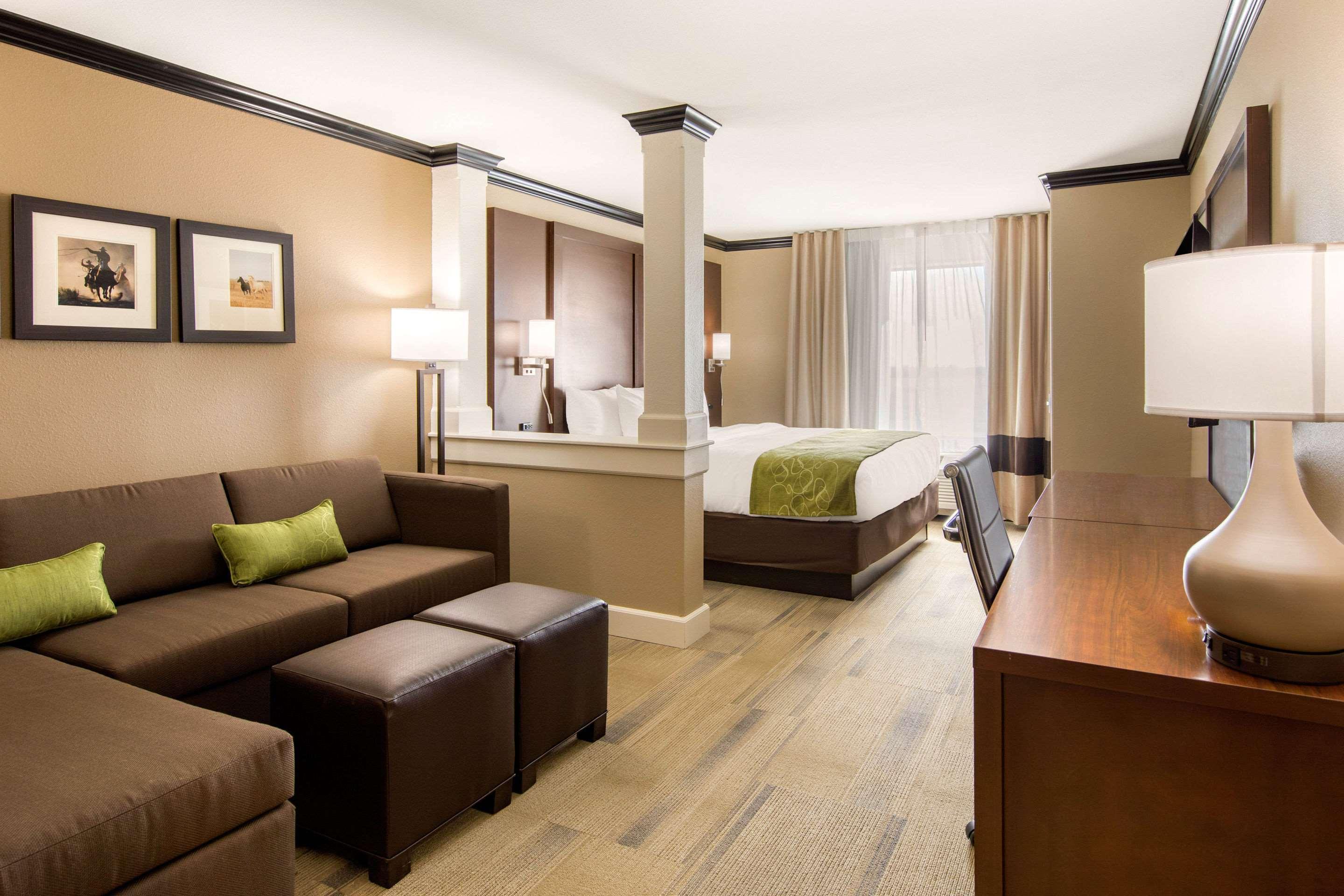 Comfort Suites Liberal Esterno foto
