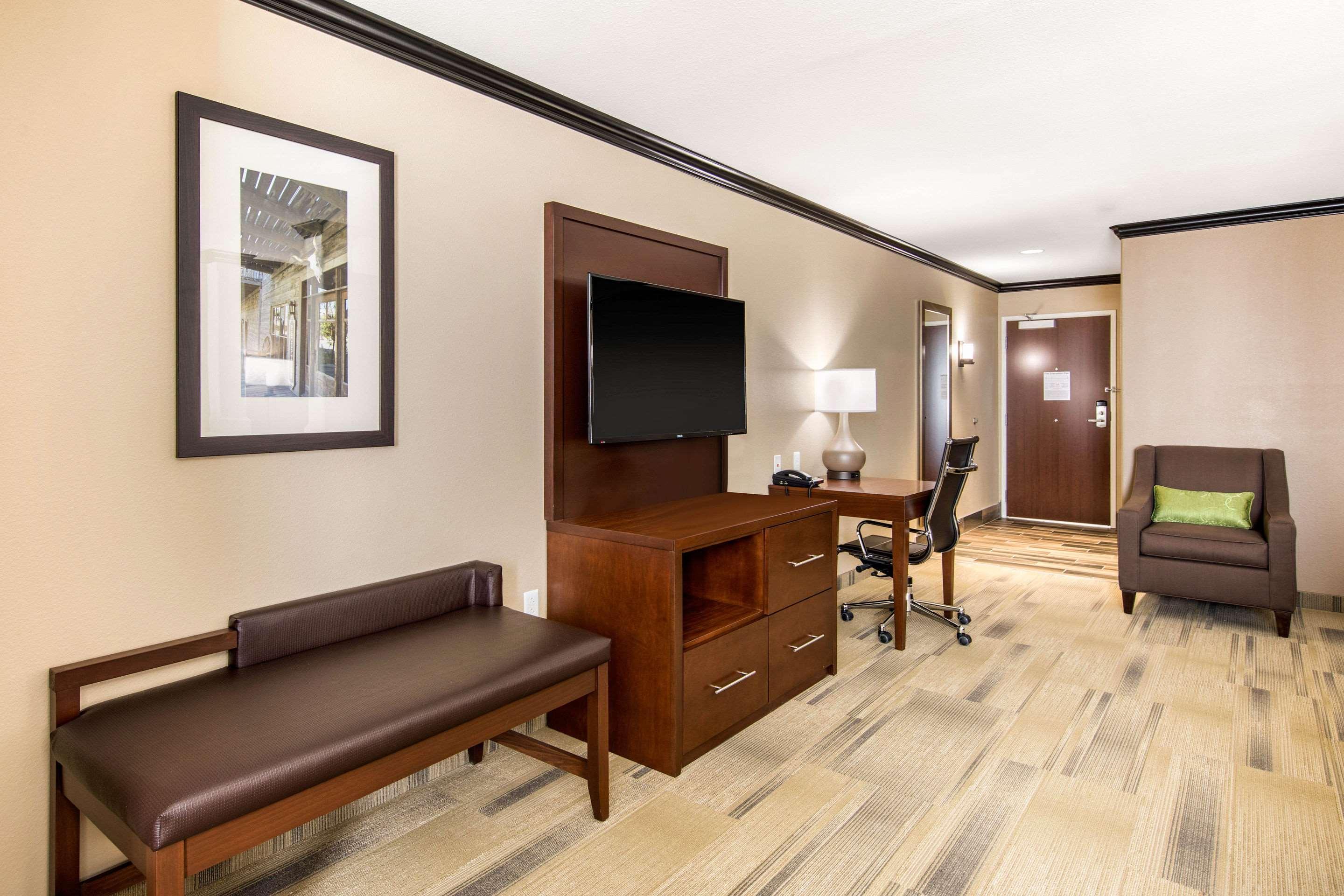 Comfort Suites Liberal Esterno foto